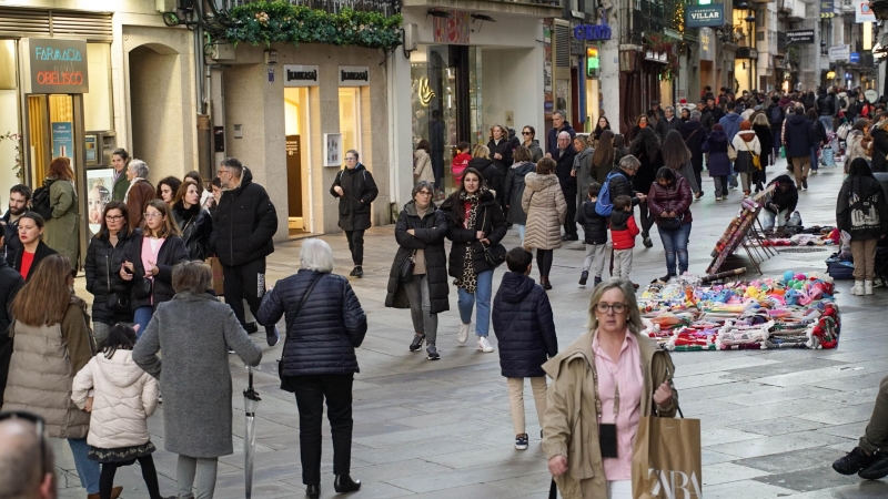 27/12/23- Gente pasea por la calle Real de A Coruña