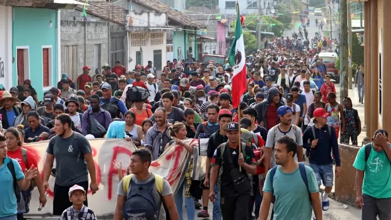 27/12/23 - Migrantes avanzan hoy, en una caravana hacia EEUU, en el municipio de Escuintla, en Chiapas (México).