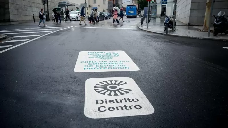 Una señal en el suelo marca la Zona de Bajas Emisiones de Especial Protección (ZBEDEP) en la ciudad de Madrid.