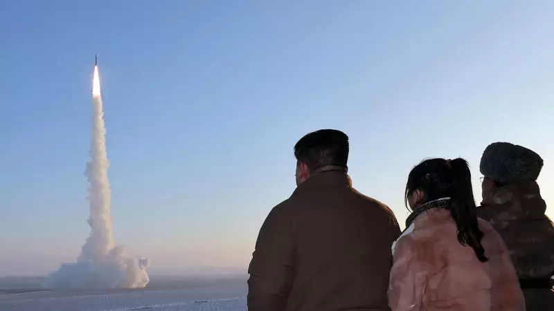 El líder norcoreano Kim Jong Un observa el lanzamiento de prueba de un misil balístico intercontinental, en Corea del Norte.