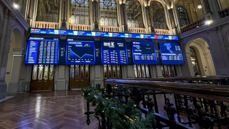 Varios paneles y monitores muestran la evolución del Ibex y del resto de los valores, en el patio de negociación de la Bolsa de Madrid. EFE/ Altea Tejido