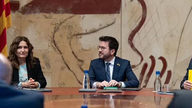 02/01/24 - El presidente de la Generalitat, Pere Aragonès (c), y la consellera de la Presidència, Laura Vilagrà (1i), durante el Consell Executiu extraordinario sobre los pactos de investidura, el pasado  23 de noviembre de 2023.