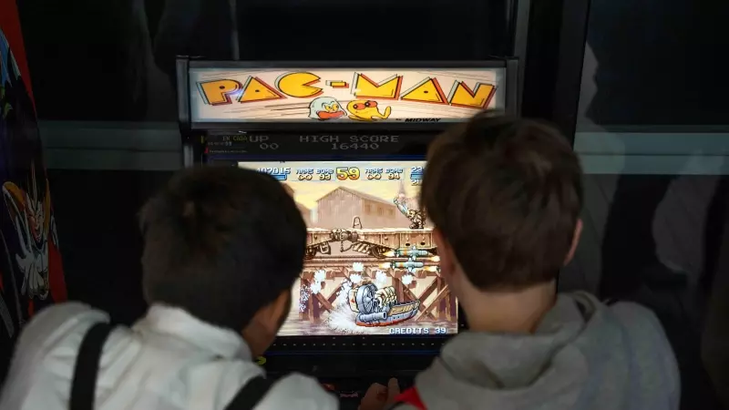 Dos chicos juegan al Pac-Man, a 4 de marzo de 2023, en València