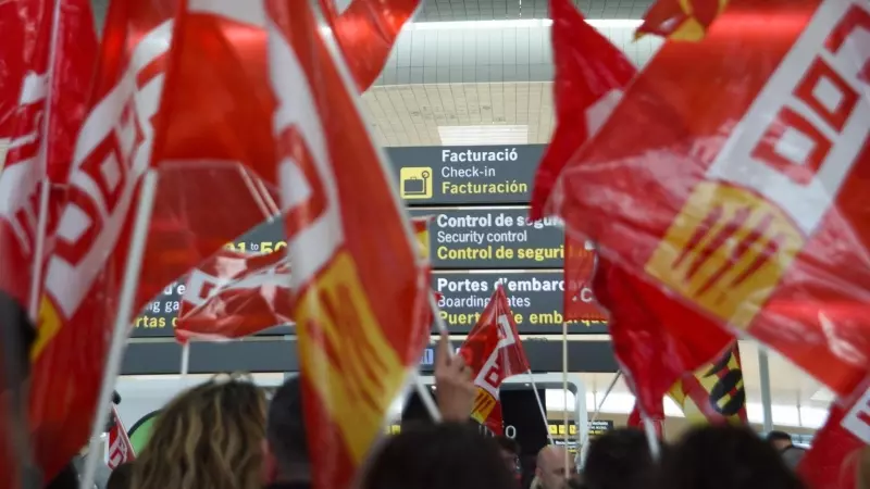 Varias personas protestan durante una concentración de CCOO y UGT durante la primera jornada de huelga en el servicio de 'handling' de Iberia, en el aeropuerto de Barcelona, a 5 de enero de 2024.