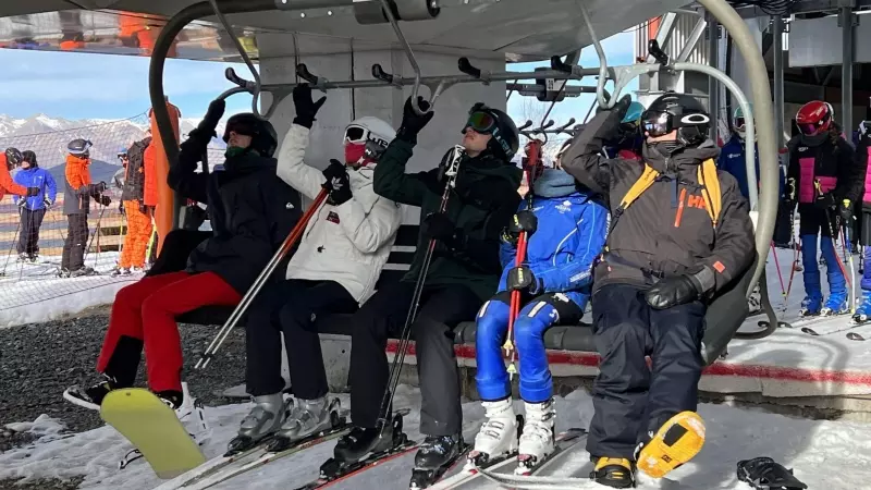 Esquiadors a un telecadira de Port Ainé
