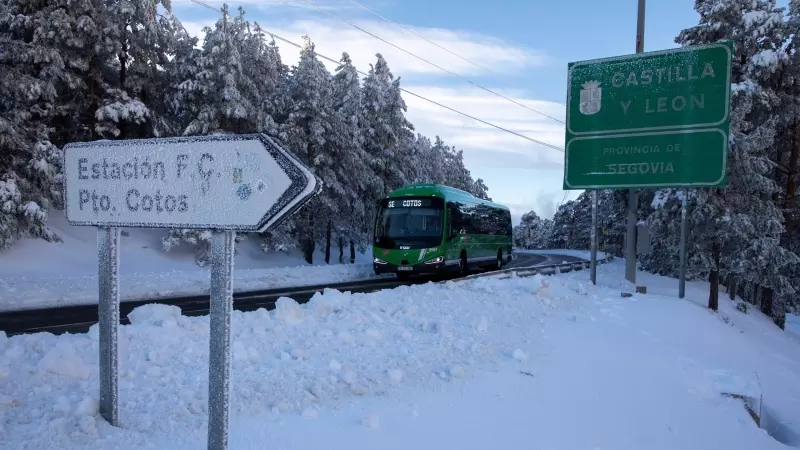 Un autocar en el Puerto de Cotos, a 7 de enero de 2024, en Madrid