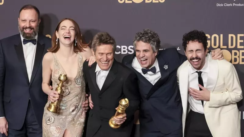 El director Yorgos Lanthimos, los actores Emma Stone, Willem Dafoe, Mark Ruffalo y Ramy Youssef durante los Globos de Oro, en California, a 7 de enero de 2024.