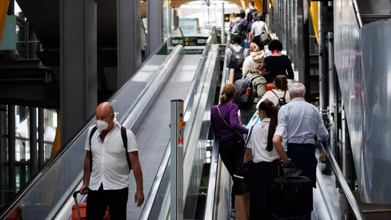 Cientos de personas esperaron para recoger sus maletas debido a la huelga del 'handling' en Iberia.