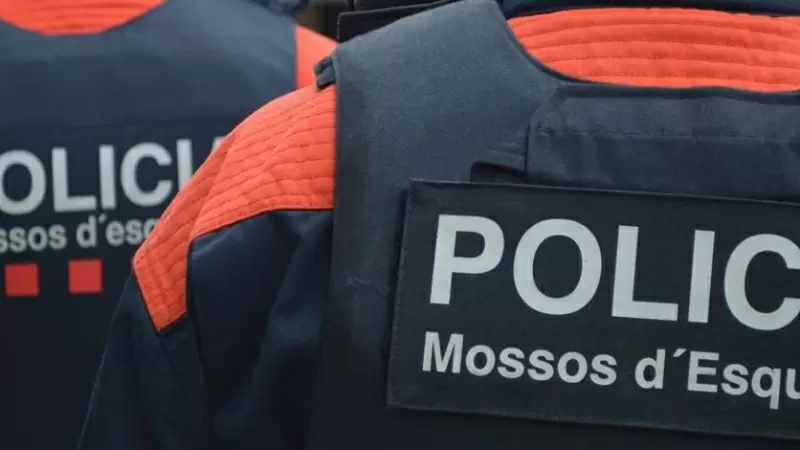 Fotografía de archivo de dos agentes de los Mossos d'Esquadra.