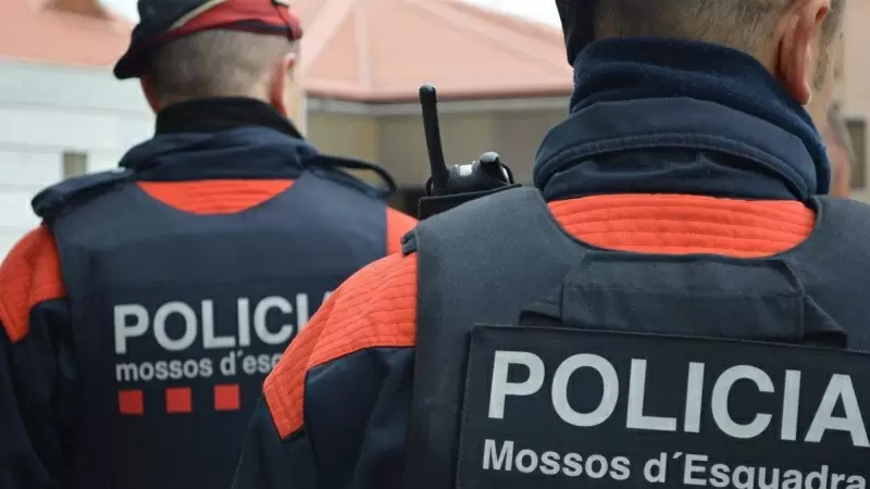 Fotografía de archivo de dos agentes de los Mossos d'Esquadra.