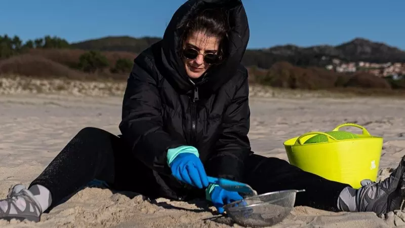 Voluntarios hacen una recogida de pellets de la arena, Galicia, a 7 de enero de 2024, en A Coruña.