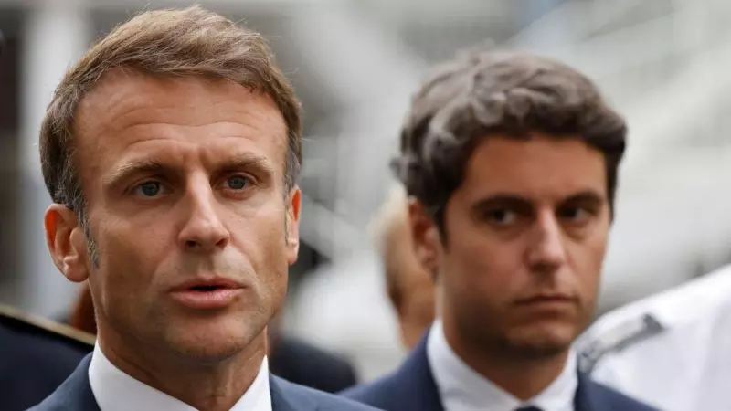 El recién nombrado primer ministro francés, Gabriel Attal, observa al presidente Emmanuel Macron durante una rueda de prensa en Arras, noreste de Francia, a 13 de octubre de 2023.