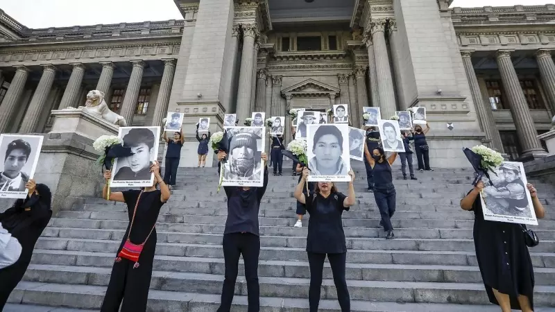Activistas de 'Artistas contra la dictadura' realizaron este martes en Lima un acto en memoria de las víctimas de la masacre de Juliaca, al cumplirse un año de la violencia estatal.