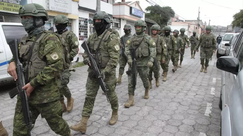 Tropas ecuatorianas patrullan en Quito, Ecuador, 9 de enero de 2024, después de que Daniel Noboa declarara un 'conflicto armado interno' y movilizara al Ejército para combatir al crimen organizado vinculado al narcotráfico.