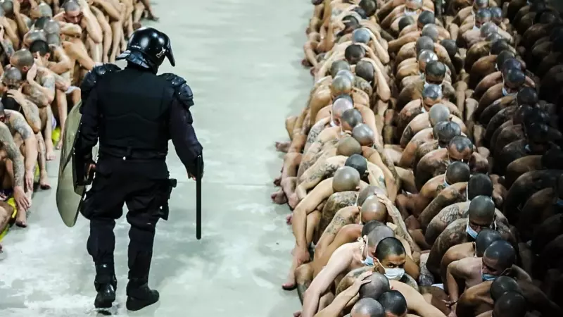 Una imagen proporcionada por la Presidencia de el Salvador muestra a agentes de policía custodiando a los reclusos durante una operación policial en la prisión Centro Penal Izalco, a 25 de abril de 2020.