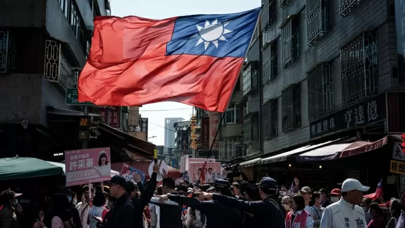 La bandera nacional de Taiwán ondea durante un mitin de campaña del Kuomintang, en Kaohsiung, a 10 de enero de 2024.