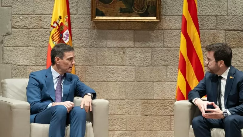 El presidente del Gobierno, Pedro Sánchez (i), y el president de la Generalitat de Catalunya, Pere Aragonès (d), se reúnen en el Palau de la Generalitat, a 21 de diciembre de 2023, en Barcelona.