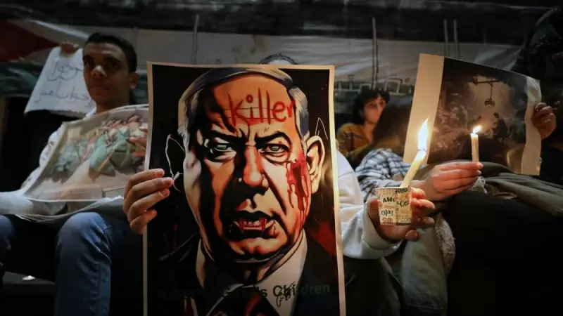 Un cartel del primer ministro de Israel, Benjamín Netanyahu, durante una protesta en El Cairo contra los ataques en Gaza.