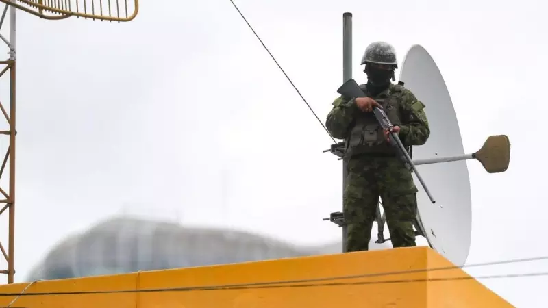 Un militar custodia la estación Radio Canela, en Quito, a 11 de enero de 2024.