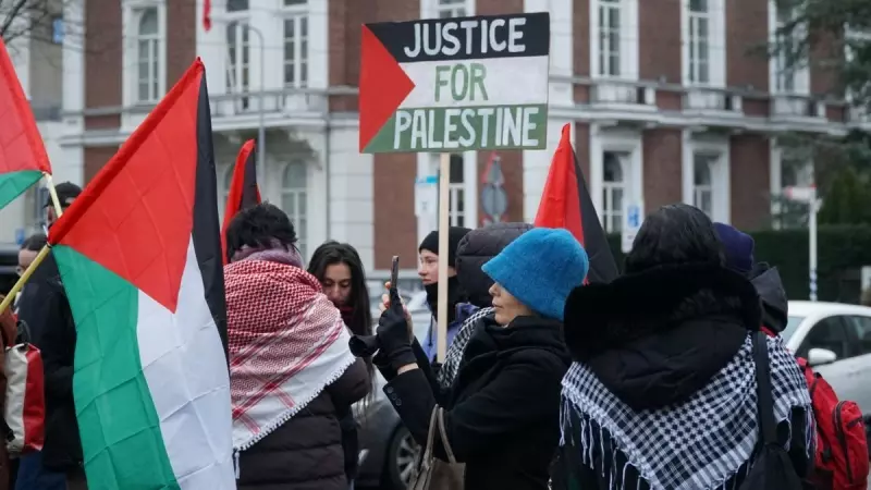 Vista de la protesta propalestina delante de la Corte Internacional de Justicia, durante la jornada reservada a los argumentos de Israel contra las acusaciones de Genocidio de Sudáfrica este viernes en La Haya, Países Bajos. El equipo legal israelí ante l