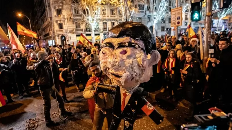 Ultras celebran la entrada del año nuevo en la calle Ferraz con una piñata de Pedro Sánchez, a 1 de enero de 2024, en Madrid.