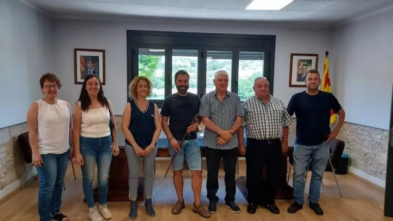 Els set regidors de Ribera d'Ondara després del ple d'investidura amb l'alcalde del PSC al mig