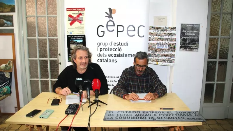 El president del GEPEC-EdC, Xavi Jiménez, i el delegat d'aigua de l'entitat, Andreu Escolà, durant la roda de premsa