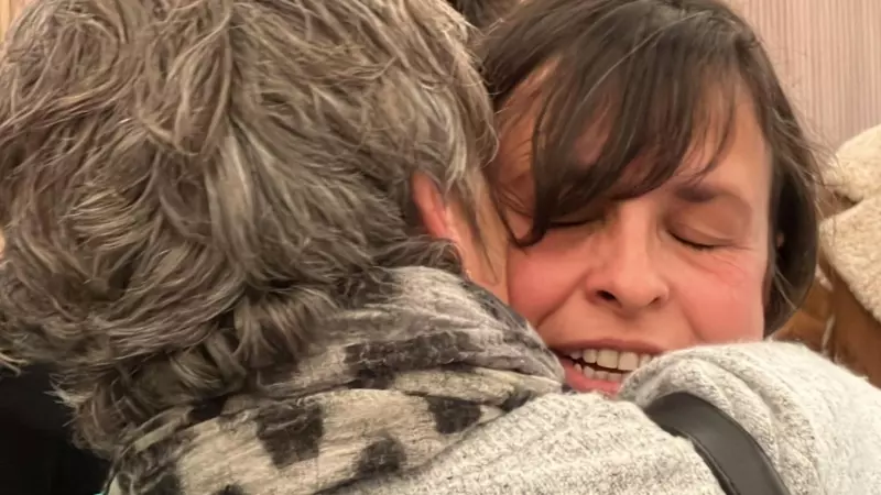 Vanessa Mendoza Cortés rebent una abraçada després de conèixer la sentència sobre el seu cas