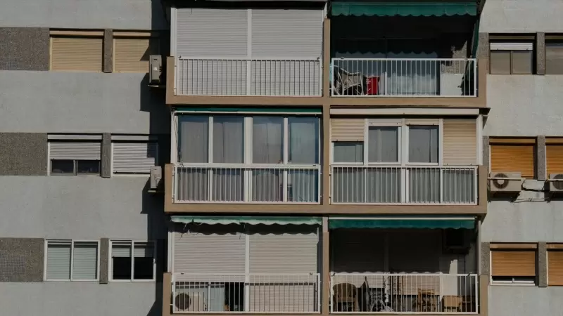 La fachada de un edificio de viviendas vista desde el mirador del Poble Sec, a 17 de mayo de 2023, en Barcelona, Catalunya.