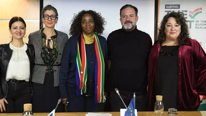 De izquierda a derecha: la ministra de Juventud e Infancia, Sira Rego; la relatora de la ONU para los DDHH, Francesca Albanese; la embajadora de Sudráfrica en España, Sankie Mthembi-Mahanyele; el eurodiputado de IU, Manu Pineda; y la directora del diario