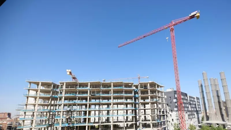 Un bloque de viviendas de San Francisco Javier VI en construcción, a 24 de agosto de 2023, en Madrid.