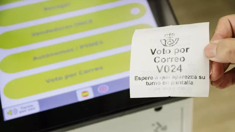 19/1/24- Un ticket de turno de voto por correo que se puede obtener en las oficinas de Correos.