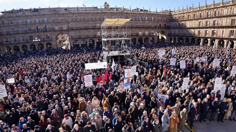 Centenares de personas durante una manifestación para reclamar al Gobierno de España mejores conexiones ferroviarias, en Salamanca, a 21/1/2024