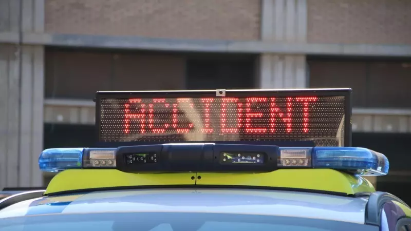 Un panell d'un cotxe de la Guàrdia Urbana mostra la paraula 'accident'