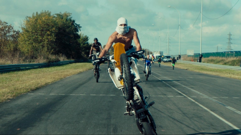 22/1/24 - Una secuencia de motocross sobre asfalto de 'Rodeo' (Caramel Films)