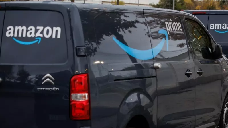 Dos furgonetas de reparto de Amazon, en las inmediaciones de un centro logístico de la empresa.