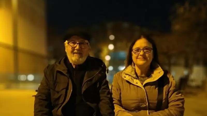 25/01/2023 - Els germans Josep i Maribel Ferrándiz, en una plaça de Nou Barris.