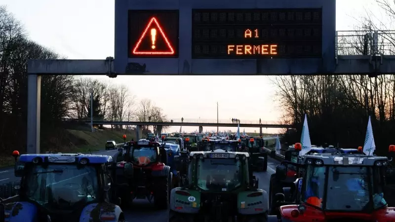 Los tractores bloquean una carretera durante una protesta de los agricultores franceses, en Chamant, cerca de París, el 26 de enero de 2024.