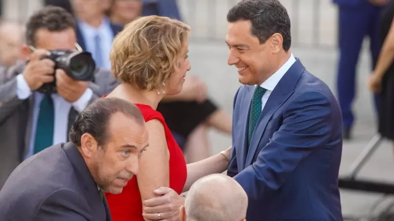 El presidente de la Junta, Juan Manuel Moreno, saluda a la expresidenta de la Junta, Susana Díaz, en una imagen de archivo.
