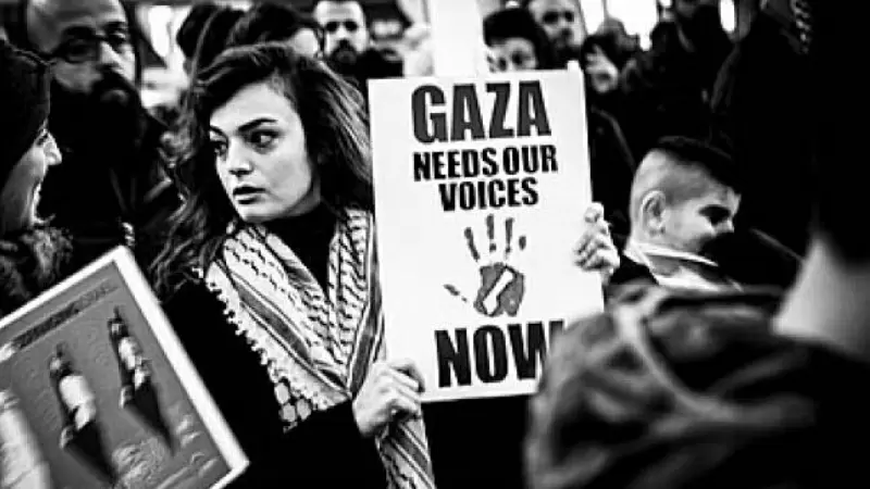 29/1/24 Una mujer sostiene una pancarta con el lema “Gaza necesita nuestra voz” durante una manifestación en Berlín a favor del pueblo palestino.