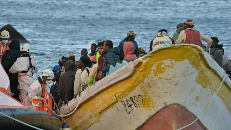 Una patera con 156 personas a bordo llega al Muelle de La Restinga, a 15 de diciembre de 2023, en El Hierro.