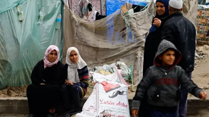 29/1/24 - Palestinos se reúnen para recibir bolsas de harina distribuidas por la UNRWA, en Rafah, a 29 de enero de 2024.