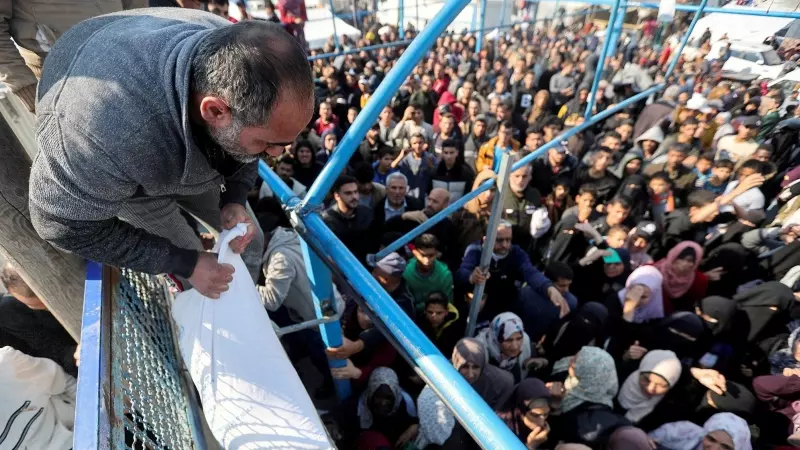29/1/24 - Miles de palestinos esperando recibir comida en una sede de la UNRWA de Rafah, a 29 de enero de 2024.