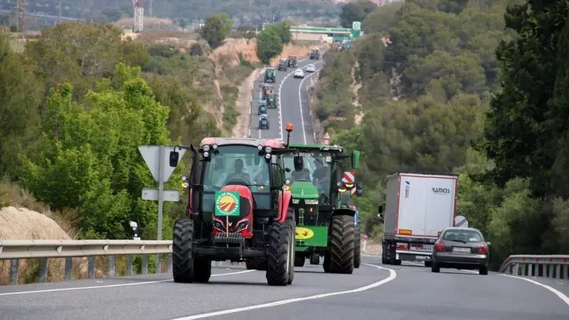 Pagesos conduint tractors per l'N-240 entre el Morell i Tarragona en una protesta l'any 2023