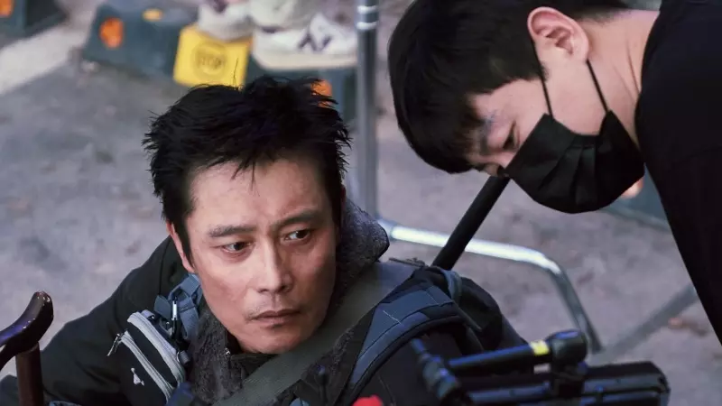 El actor Lee Byung-hum y el director Um Tae-hwa, en el rodaje de la película.