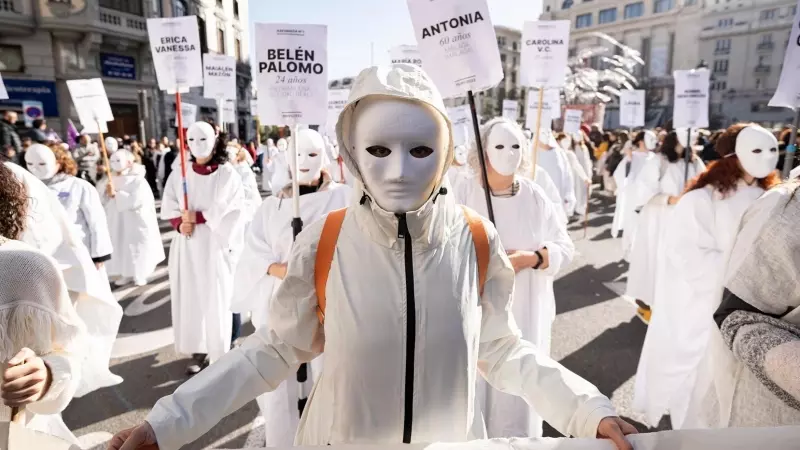 Decenas de personas llevan carteles con nombres de mujeres asesinadas por violencia machista durante una manifestación por el 25N, a 25 de noviembre de 2023.