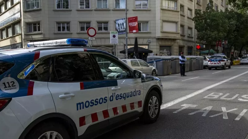 Los Mossos patrullan la zona donde se ha encontrado un cadáver en un contenedor del centro de Barcelona, a 29 de noviembre de 2022, en Barcelona.