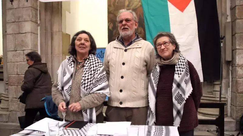 01/02/2024 - Gabriela Serra, Martí Olivella i Llum Mascaray en l'inici de la vaga de fam per Palestina.