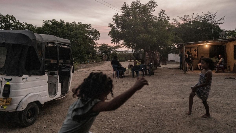 Escena de la vida cotidiana en torno a la casa de Mayra Quintero en el 'Resguardo indígena El Provincial', Barrancas, La Guajira, Colombia, en julio de 2023.