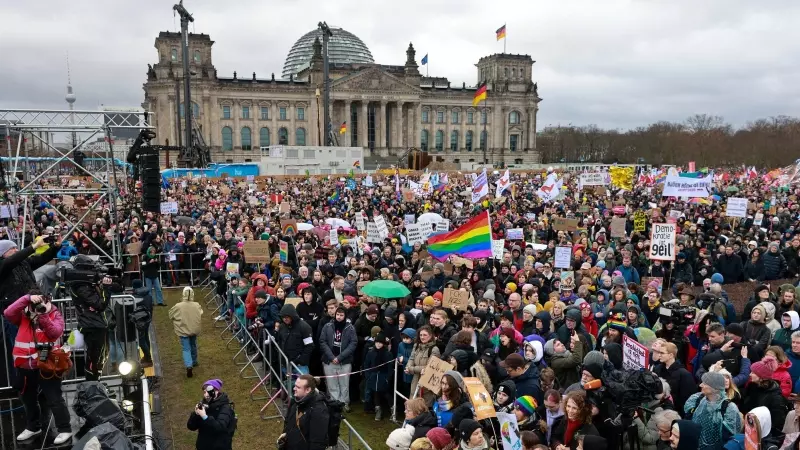 3/2/24 - La gente se reúne frente al edificio del Reichstag para protestar contra el extremismo de derecha y por la protección de la democracia, en Berlín, Alemania, 3 de febrero de 2023.